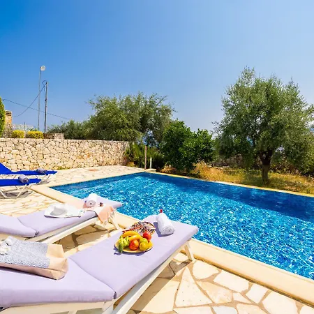 Pinelopi Villa Karavómilosz